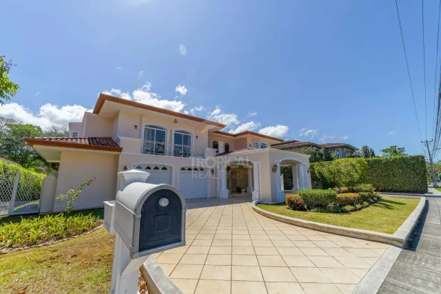 Lujosa Residencia Frente al Campo de Golf en Venta en Valle del Sol, Santa Ana