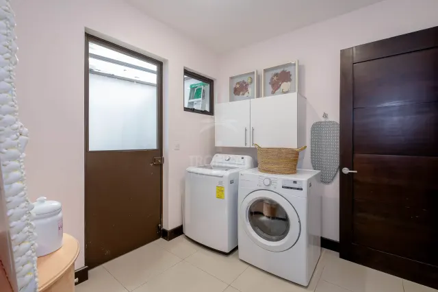 Casa Bougainvillea – Residencia de Lujo de Una Planta en Santa Ana con Amplio Jardín Privado