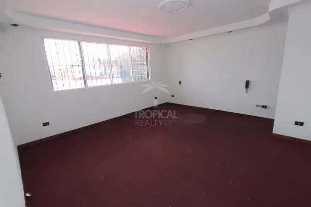Casa de Uso Mixto en Venta en Sabana Sur – Amplios Espacios y Excelente Potencial Comercial