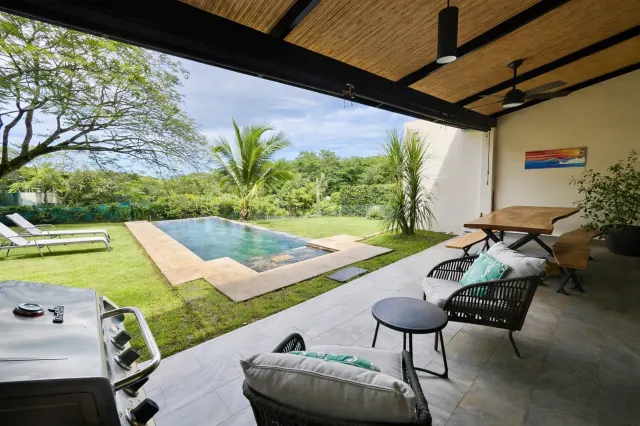 Casa Contemporánea con Piscina Infinita en Tamarindo – 4 Habitaciones en Amplio Lote Tropical