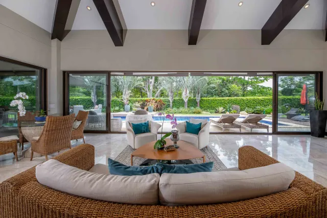La Hacienda Cosmopolitan Chic – Exclusiva Residencia de Lujo de Una Planta en Santa Ana