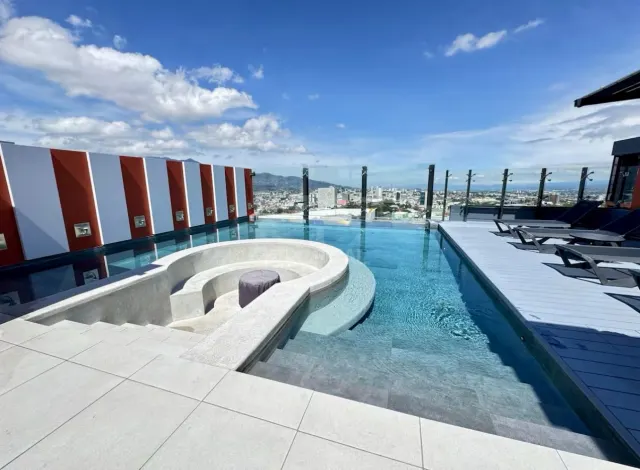 Penthouse moderno en Barrio Escalante – | Vida urbana con vista panorámica