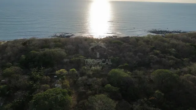 Lote de 5,000 m² Cerca de Playa Avellanas – Con una pequeña casa