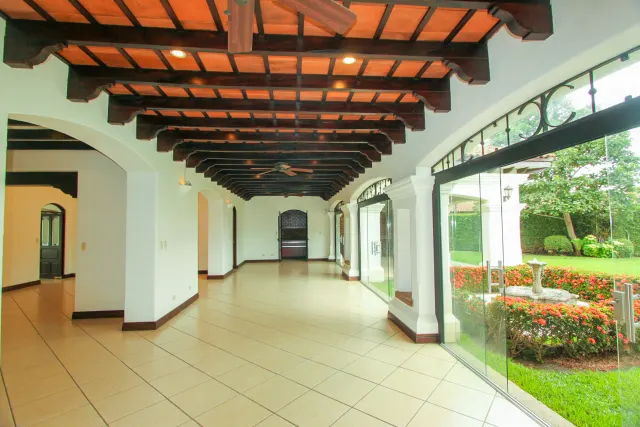 Casa en alquiler o venta en lujoso condominio Bosques de Lindora ALQUILADA