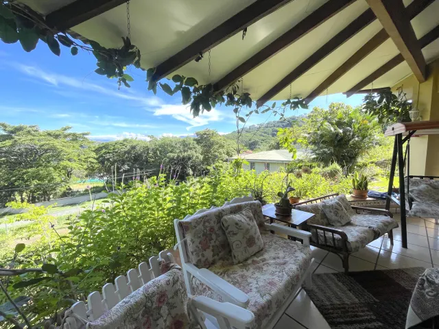 Casa de un Nivel con Vistas y Jardines Santa Ana, Alto Las Palomas VENDIDO