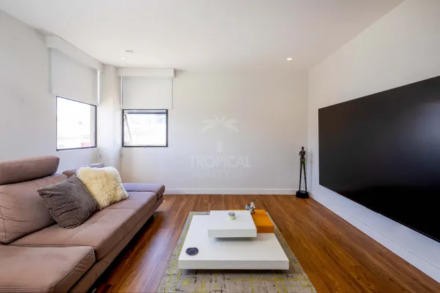 Apartamento de Lujo en Venta en Rohrmoser – Balcón Envolvente y Vista al Parque
