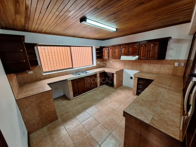 Amplia Casa en Alquiler con Uso Residencial o Profesional en San Rafael de Santa Ana
