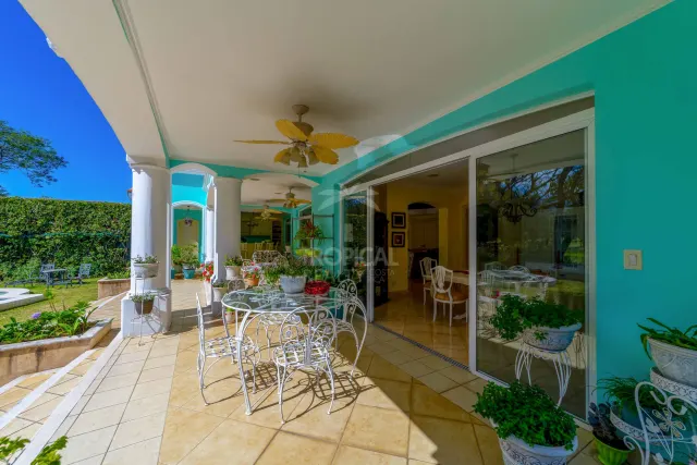 Lujosa Residencia Frente al Campo de Golf en Venta en Valle del Sol, Santa Ana