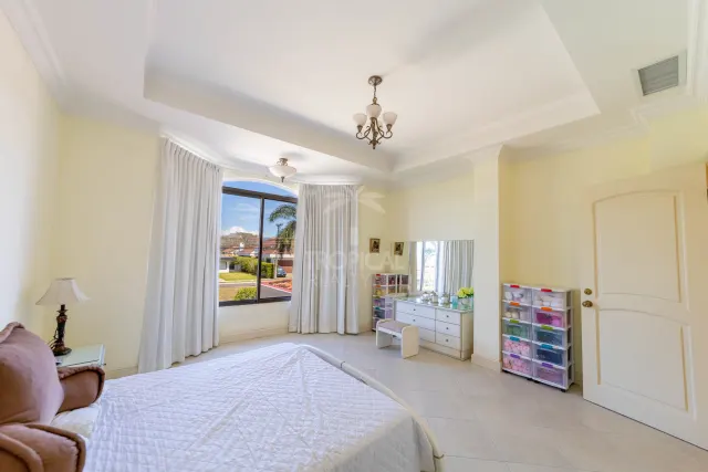 Lujosa Residencia Frente al Campo de Golf en Venta en Valle del Sol, Santa Ana