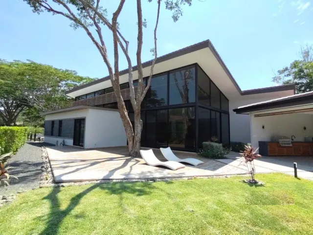 Casa de Playa de Lujo en Venta en Reserva Conchal, Guanacaste – 4 Habitaciones, Piscina, Jacuzzi y Vista al Campo de Golf