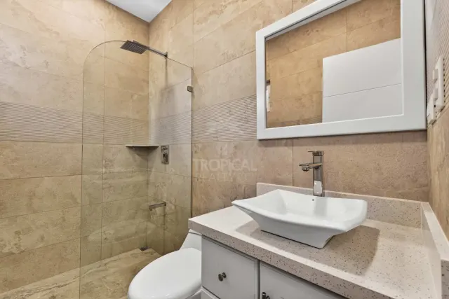 Townhome de Lujo en Venta en Rancho Villa Real | Amueblado, Esquinero y a Minutos de Tamarindo