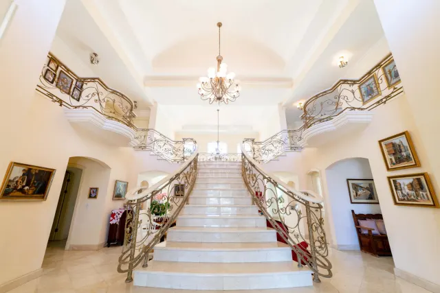 Lujosa Residencia Frente al Campo de Golf en Venta en Valle del Sol, Santa Ana