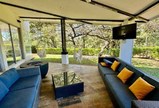 Encantadora residencia de dos pisos en Los Reyes La Guacima