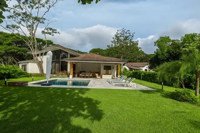 Casa de Playa de Lujo en Venta en Reserva Conchal, Guanacaste – 4 Habitaciones, Piscina, Jacuzzi y Vista al Campo de Golf
