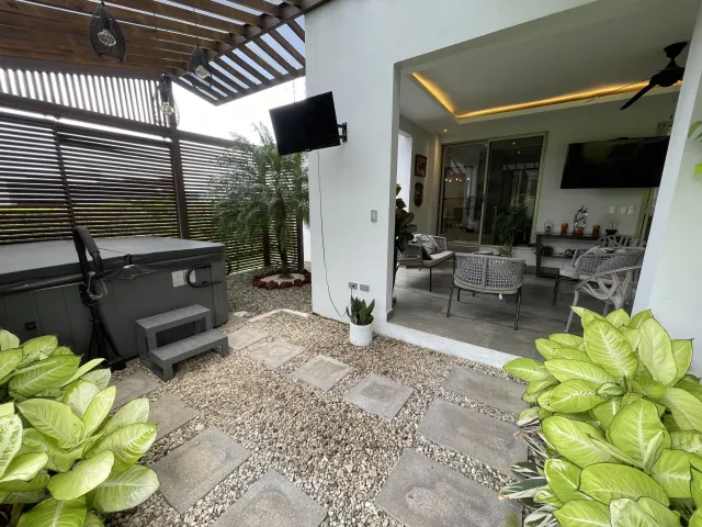Hermosa Casa en Venta en Condominio - Hacienda Los Reyes