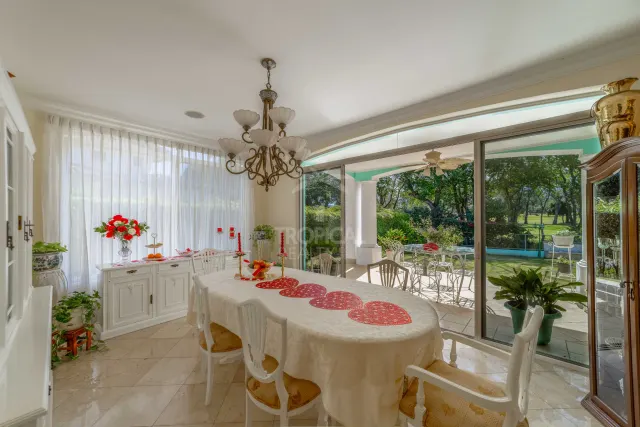 Lujosa Residencia Frente al Campo de Golf en Venta en Valle del Sol, Santa Ana