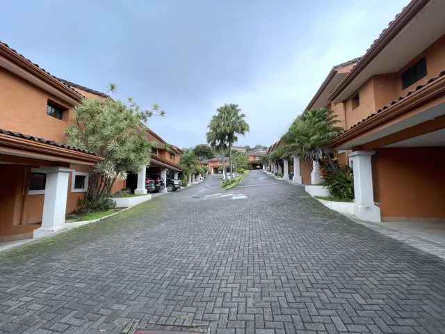 Escazu casa en venta en condominio
