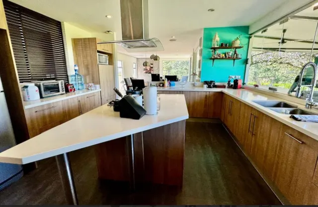 Encantadora residencia de dos pisos en Los Reyes La Guacima