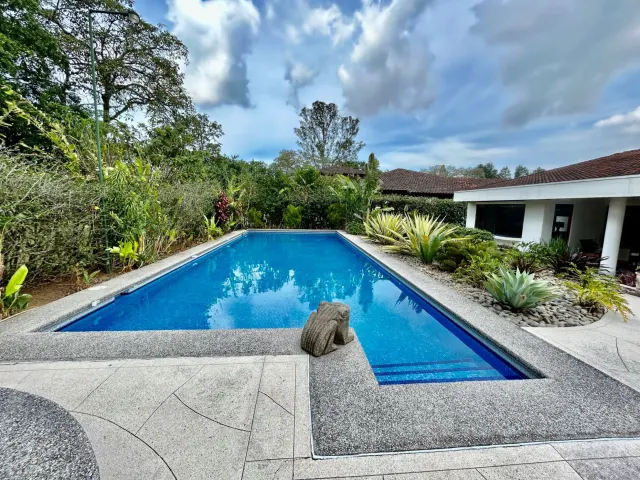 Para Venta Casa de una planta, con piscina