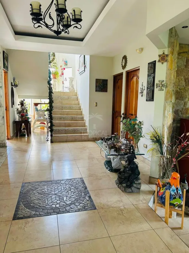 Casa en Venta en Jacó Beach con Piscina y Jacuzzi Privado