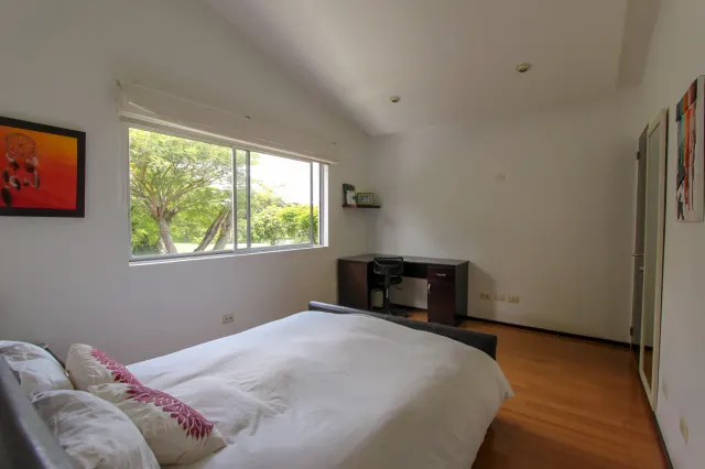Refugio Moderno en Campo de Golf: Espectacular Casa en Valle del Sol, Santa Ana