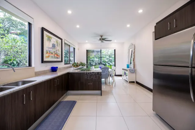 Casa Bougainvillea – Residencia de Lujo de Una Planta en Santa Ana con Amplio Jardín Privado