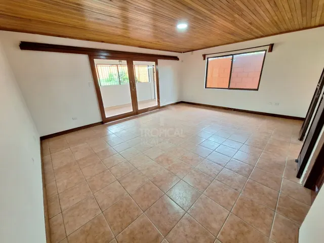 Amplia Casa en Alquiler con Uso Residencial o Profesional en San Rafael de Santa Ana