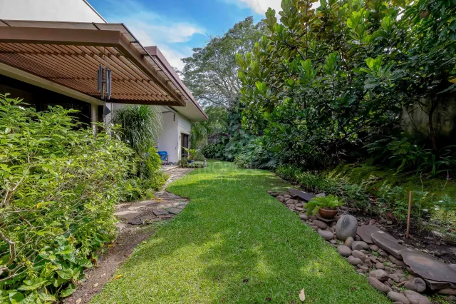 Casa Bougainvillea – Residencia de Lujo de Una Planta en Santa Ana con Amplio Jardín Privado