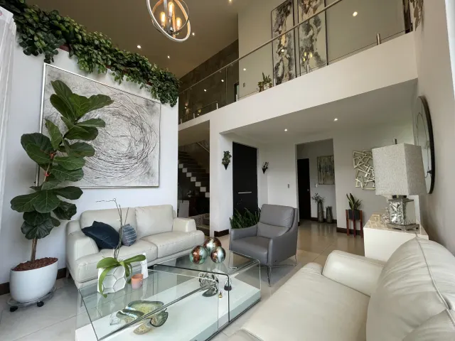 Hermosa Casa en Venta en Condominio - Hacienda Los Reyes