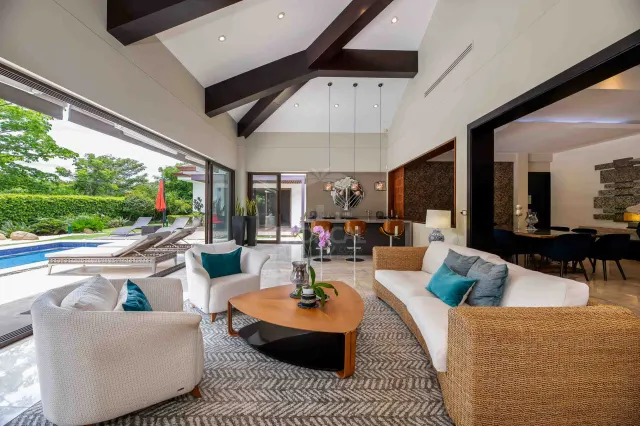 La Hacienda Cosmopolitan Chic – Exclusiva Residencia de Lujo de Una Planta en Santa Ana
