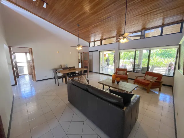 Para Venta Casa de una planta, con piscina