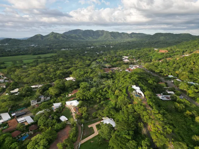Lote de 5,416 m² en Garita, Tamarindo: Agua Garantizada y Entorno Natural