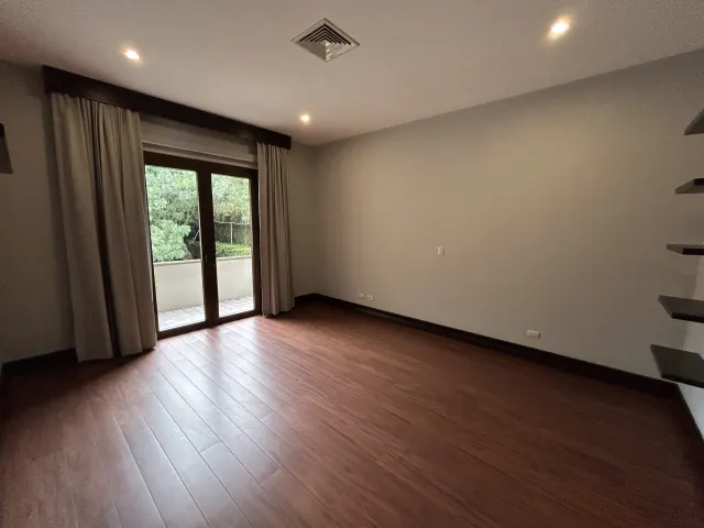 Se vende amplia casa en Condominio Villa Real