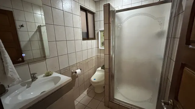 Casa en Venta en Rohrmoser, Pavas – Amplios Espacios y Terraza Privada