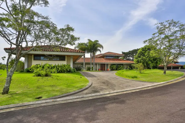 En Venta: Impresionante Casa de Lujo en Monteran, Granadilla – Privacidad y Ubicación Exclusiva