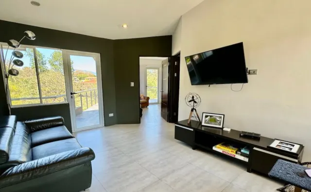 Encantadora residencia de dos pisos en Los Reyes La Guacima