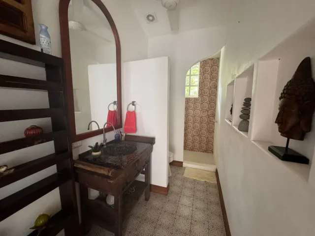 Casa y apartamentos frente a la playa en venta en Tivives