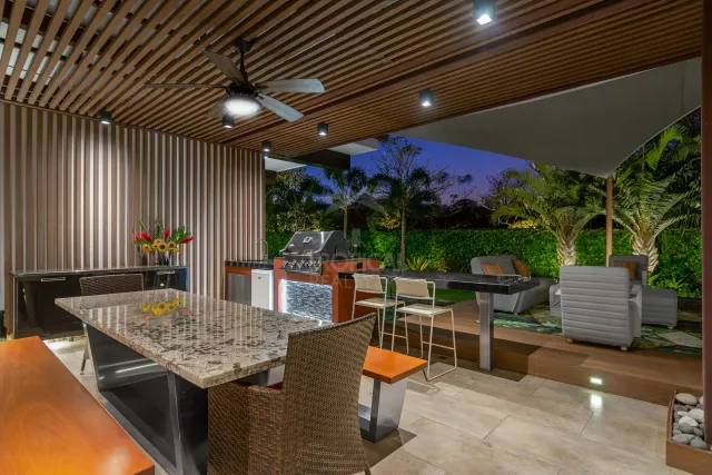La Hacienda Cosmopolitan Chic – Exclusiva Residencia de Lujo de Una Planta en Santa Ana
