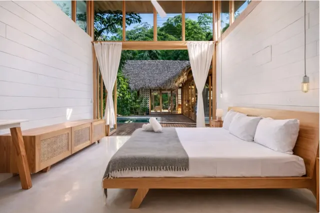 Villa de Lujo con Vista al Océano en Santa Teresa – Privacidad, Naturaleza y Potencial de Inversión