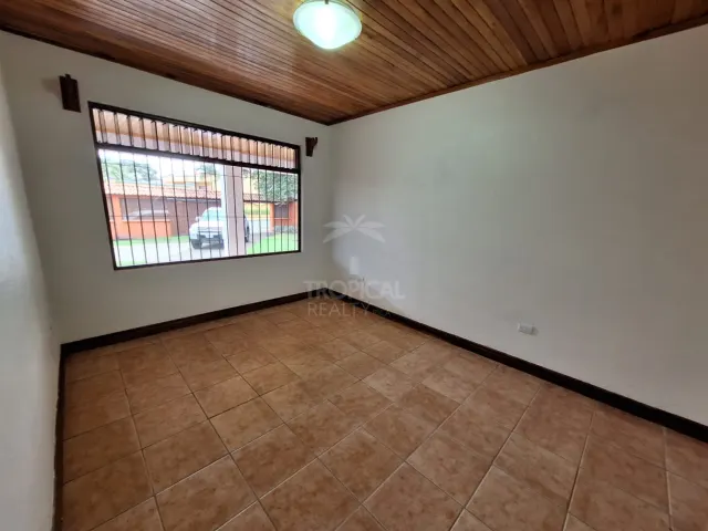 Amplia Casa en Alquiler con Uso Residencial o Profesional en San Rafael de Santa Ana