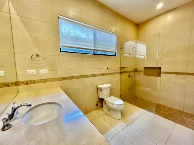 Encantadora Casa en Condominio en Lindora, Santa Ana