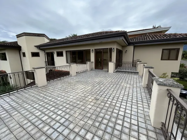 Se vende amplia casa en Condominio Villa Real