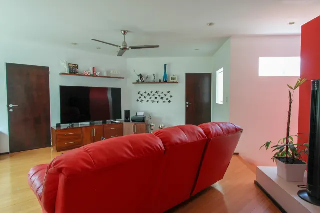 Refugio Moderno en Campo de Golf: Espectacular Casa en Valle del Sol, Santa Ana