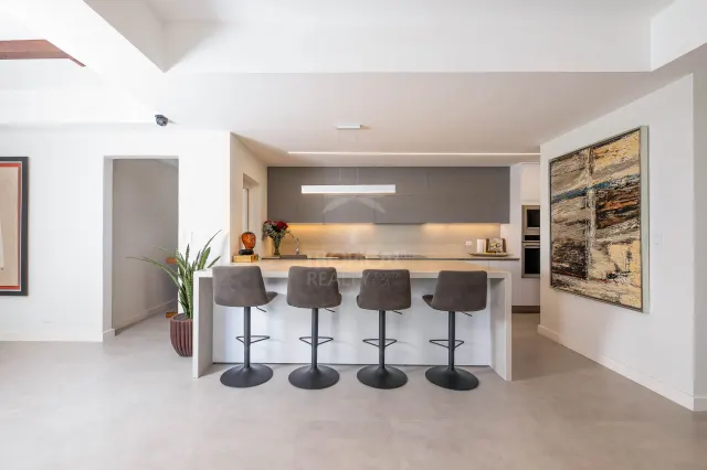 Apartamento de Lujo en Venta en Rohrmoser – Balcón Envolvente y Vista al Parque