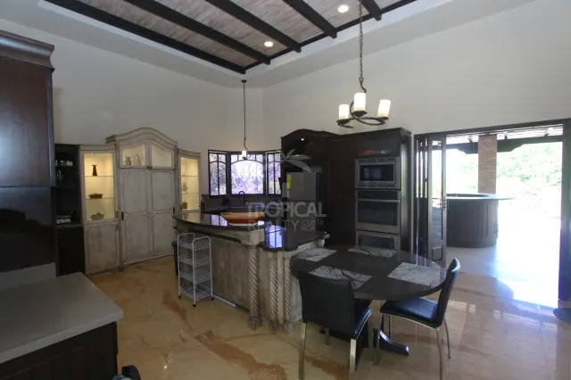 Residencia de Lujo en La Guácima con Bosque Privado y Vistas Panorámicas