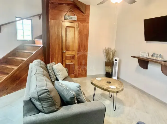 Townhome Renovado en Venta en Tamarindo – A Pasos de la Playa y con Excelente Potencial de Inversión