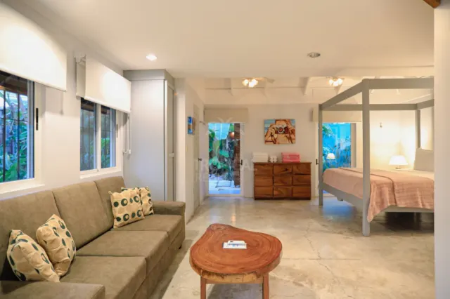 Villa Frente al Mar en Alquiler en Santa Teresa – 2 Habitaciones con Terraza Privada
