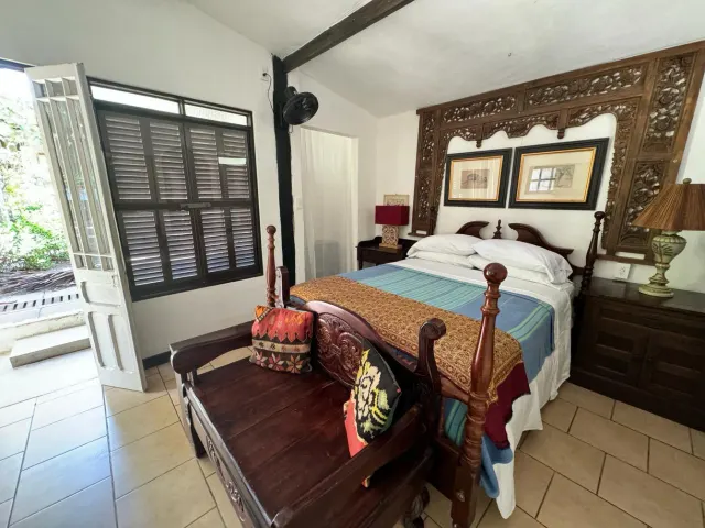 Casa y apartamentos frente a la playa en venta en Tivives