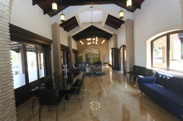 Residencia de Lujo en La Guácima con Bosque Privado y Vistas Panorámicas
