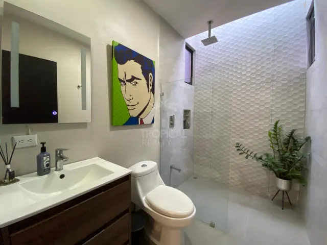 Moderna Casa con Piscina Privada en Hacienda Los Reyes